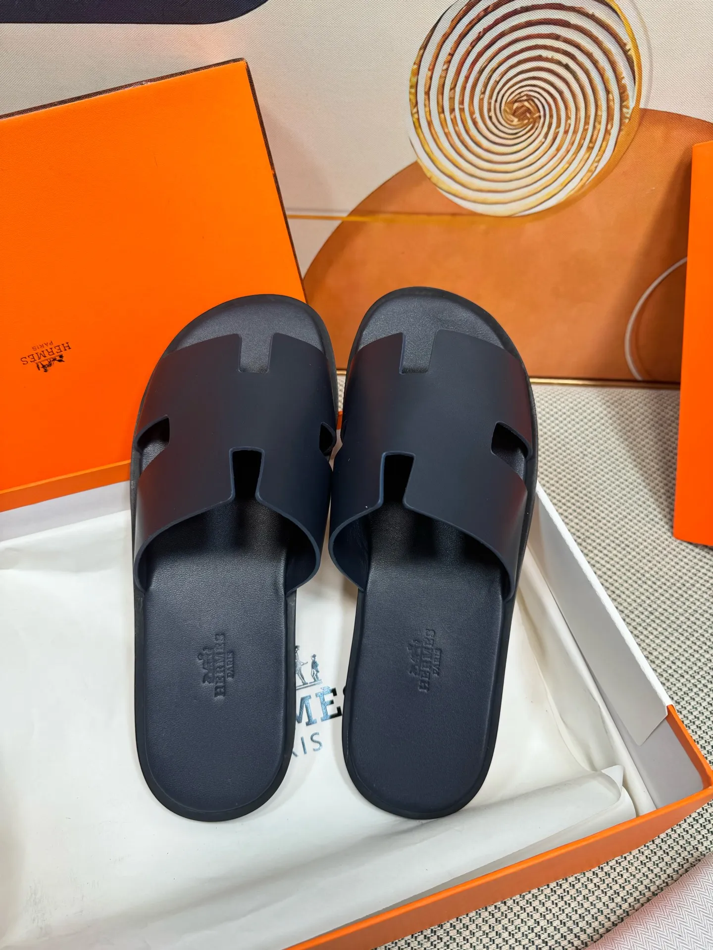 👟👟Ex-factory price 560👟👟 "HERMES" [Classic Original Version] Hermès; Top 🔝 Purchasing Agency 🔍🔍 Men's Latest 🇺🇸 Counter Sales Simultaneously, Original Imported from Italy: Silk Cowhide · Prominent (High-end · Nobility · Grade) Exquisite Workmanship (Italian 🇮🇹 Imported Water Dye Brand Wear-resistant ultra-thousand leather feet) Soles: Original soles specially provided by the original factory, ⚠exclusive double-layer movable rubber molded outsole; super comfortable, wear-resistant, non-slip, environmentally friendly🌳🌳🌳, real photos taken🎬The real ones are more beautiful🔍🔍 (high quality, single goods), you can enter and exit the counter at will* Code number: 38·39·40·41·42·43·44# (45# can be customized) (46 47➕30 customization is not returnable) Welcome to place an order...☕